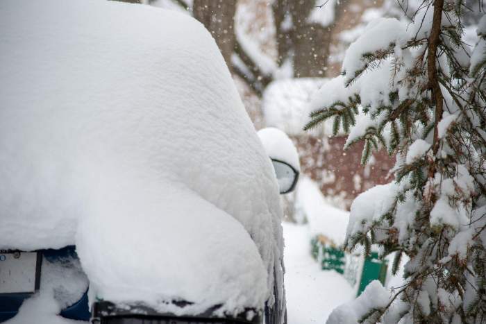 Furtună de zăpadă acoperă o mașină în aleea din Barrie, Ontario, Canada, 30 decembrie 2025