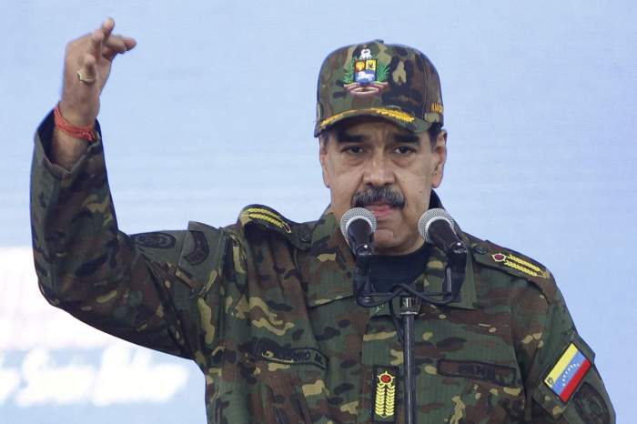 Nicolas Maduro, în haine militare