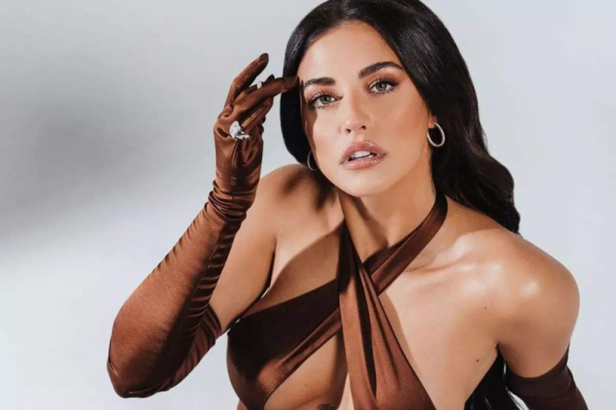 Antonia, fotografie în ipostaze sexy