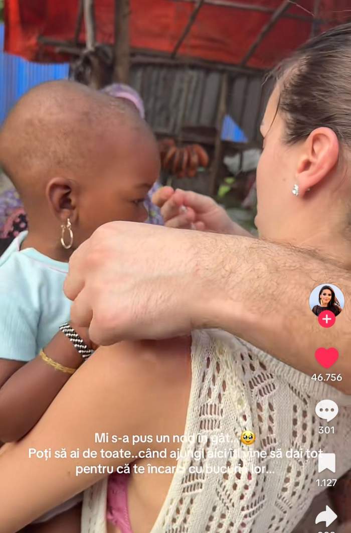 Georgiana Lobonț îi dăruiește colierul său unui copil