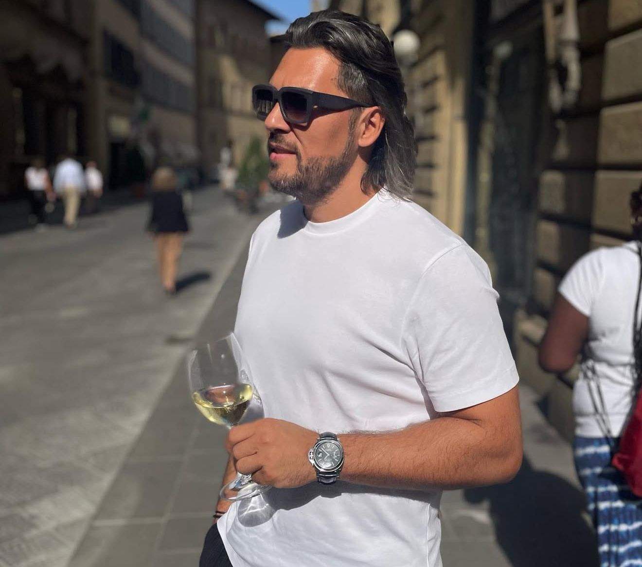 Adi Vasile, cu un pahar de vin în mână