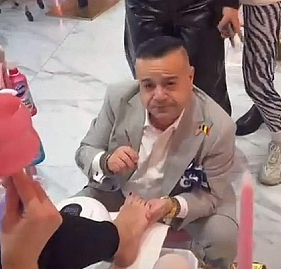 Adrian Minune, show la salonul de pedichiură
