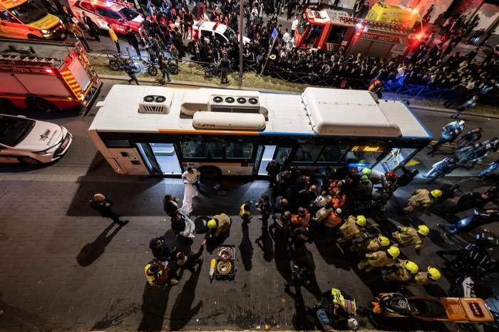 Momentul șocant în care un autobuz intră în mulțime! Cel puțin o persoană a murit și alte zeci au fost grav rănite