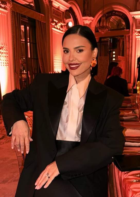 andreea popescu pe un scaun