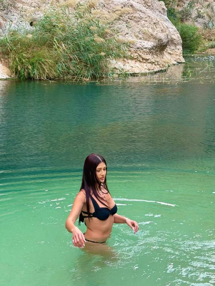 Alina Eremia, în costum de baie