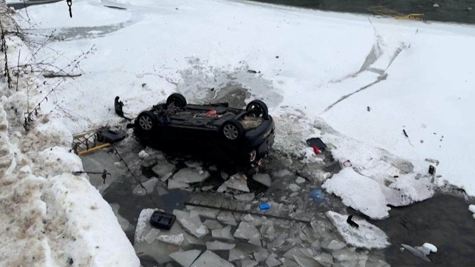 Un copil de 14 ani a murit după ce mama lui a căzut cu mașina în râu. Băiatul era fiul unui preot din Vatra Dornei