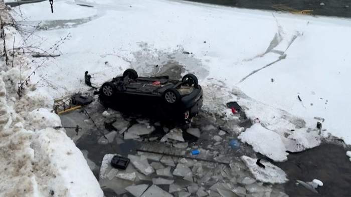 Un copil de 14 ani a murit după ce mama lui a căzut cu mașina în râu. Băiatul era fiul unui preot din Vatra Dornei