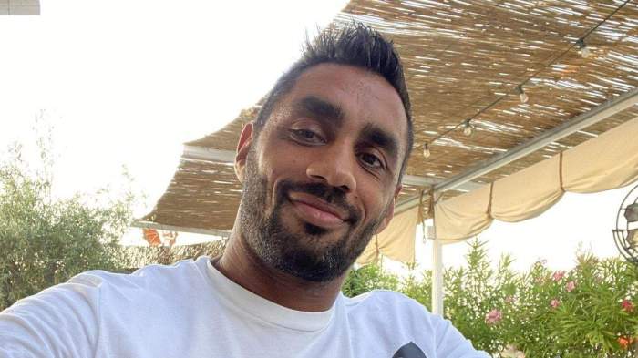 Banel Nicolita poarta un tricou de culoare alba