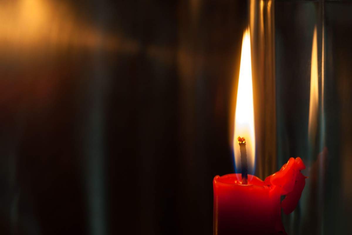 lumanare aprinsa fundal negru