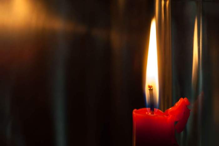 lumanare aprinsa fundal negru