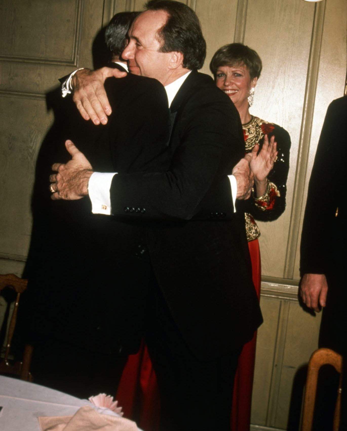 Michael Reagan își îmbrățișează tatăl