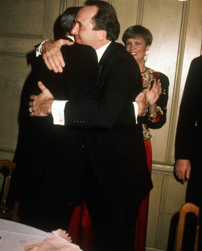 Michael Reagan își îmbrățișează tatăl