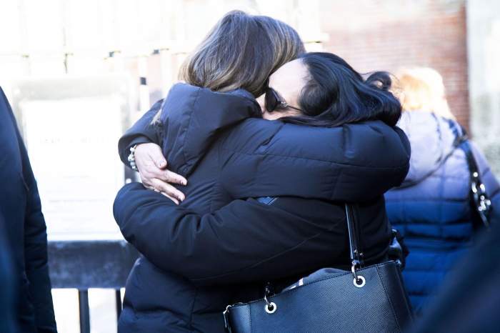 persoane la înmormântare