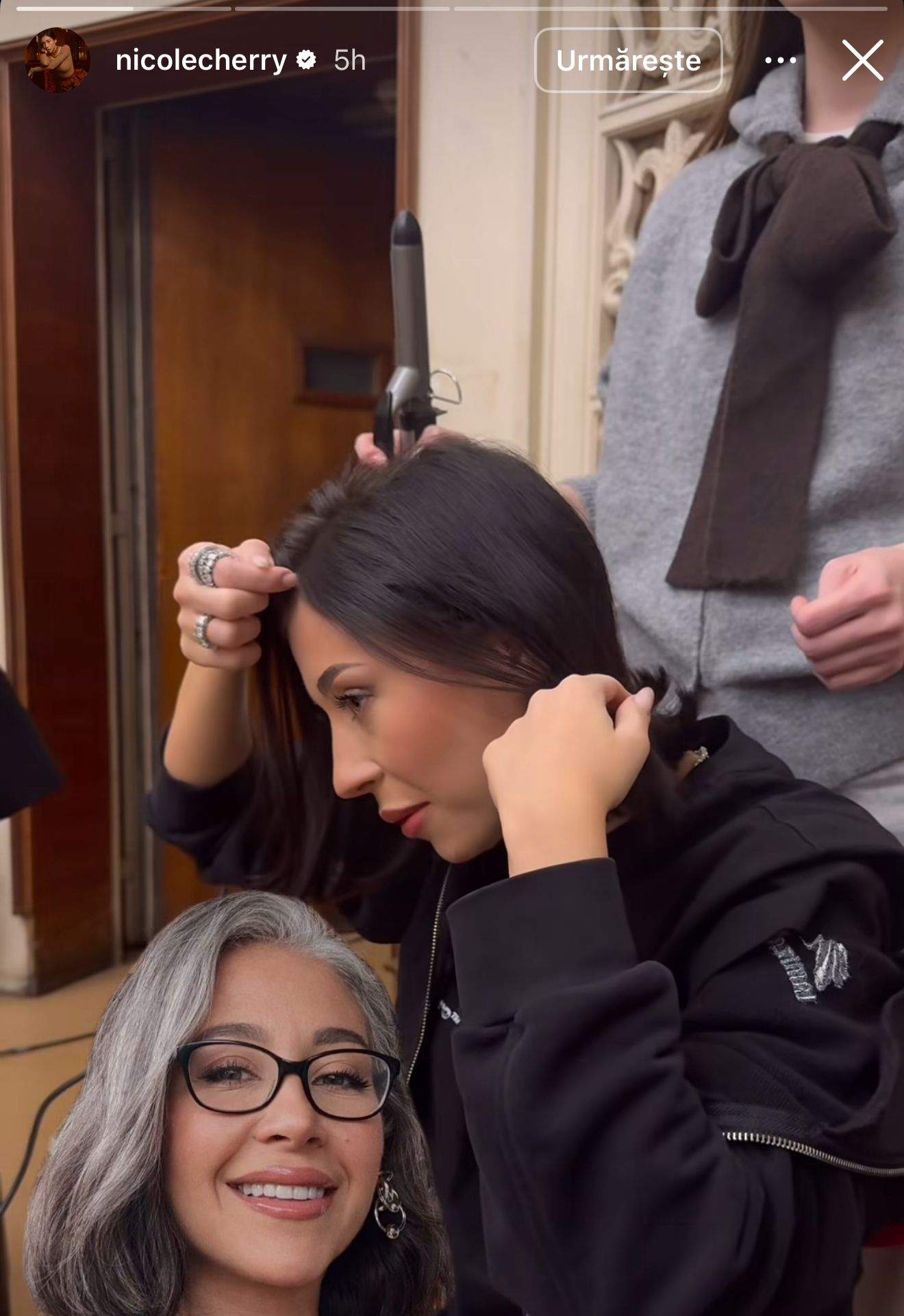 Nicole Cherry își vede primele fire albe