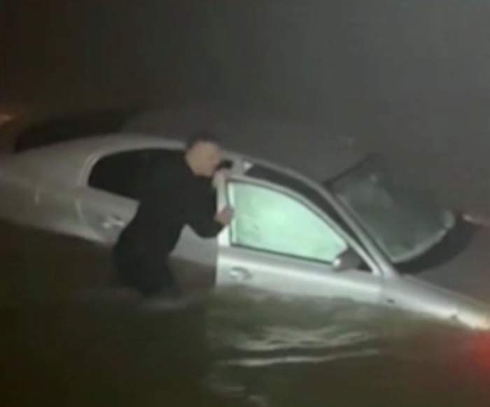 O femeie a căzut cu mașina în râul Jiu! A fost scoasă din apă de pompieri. Totul a fost filmat