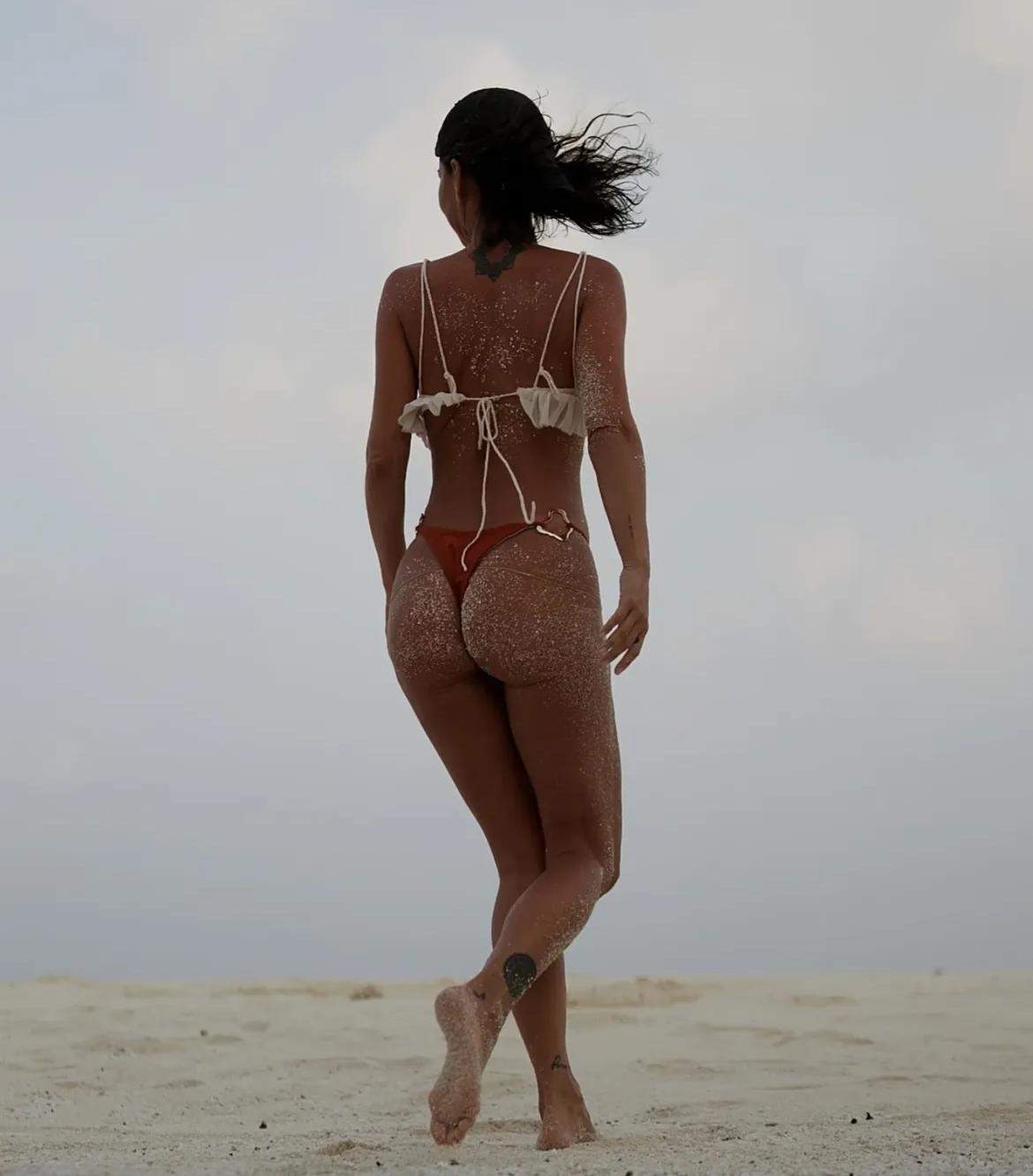 Vedeta, plimbându-se pe plajă