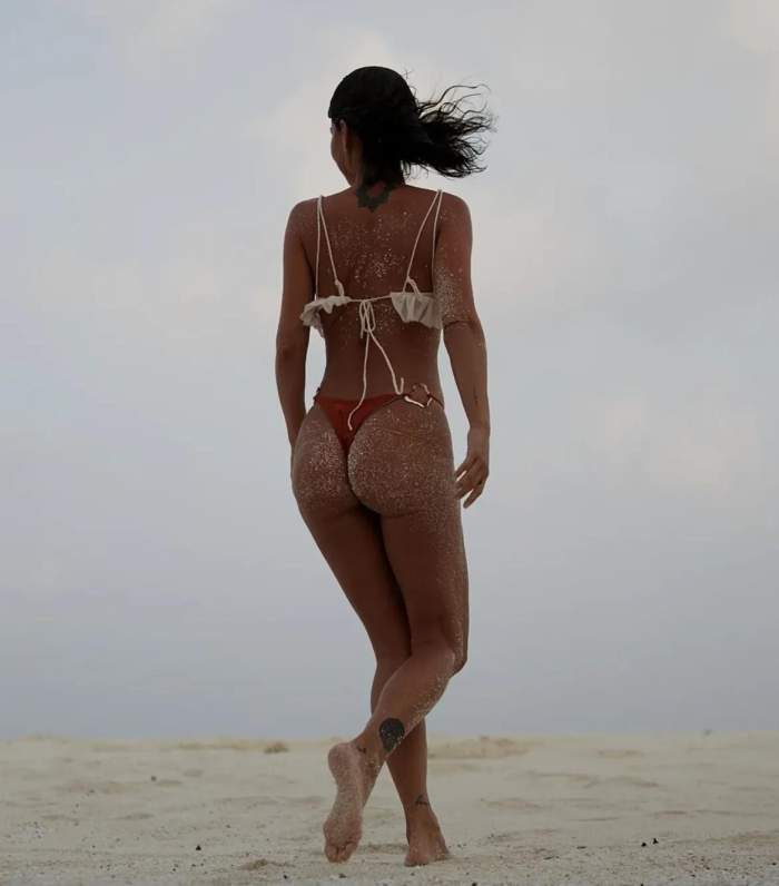 Vedeta, plimbându-se pe plajă