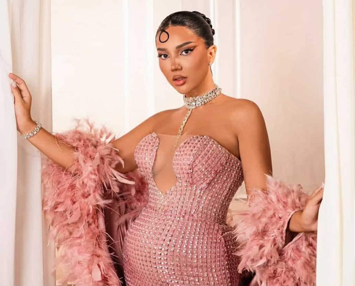 Larisa Udilă, într-o rochie roz