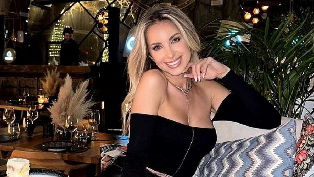 Otniela Sandu poarta culoarea negru