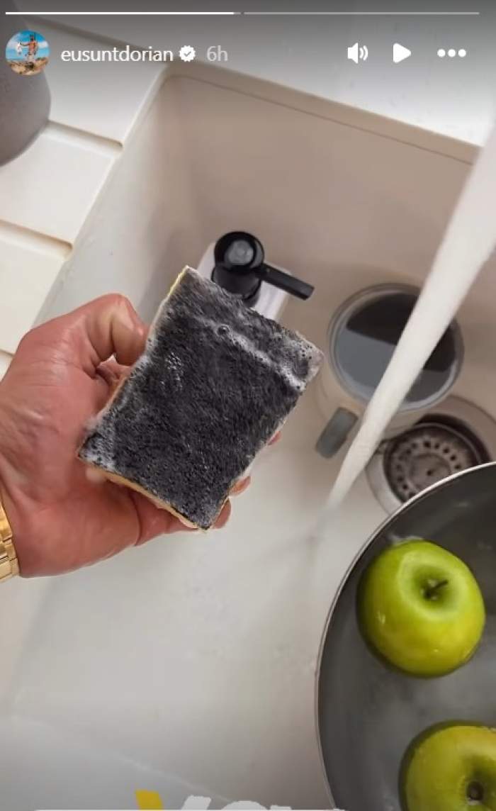 Dorian Popa, spălând merele cu buretele