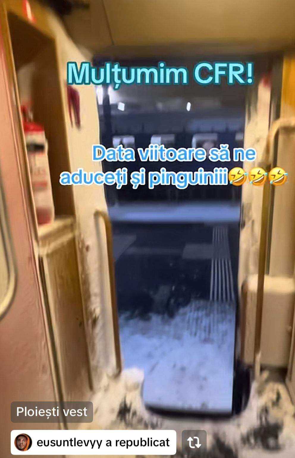 Interiorul trenului, plin de zăpadă