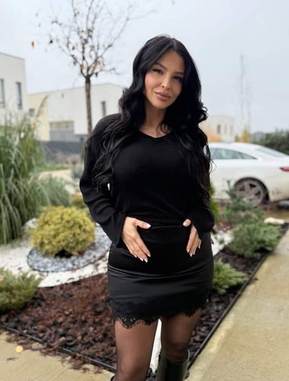 francisca cu mana pe burtica gravida