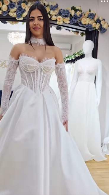 Vanessa, iubita lui Bogdan de la Ploiești, probând o rochie de mireasă