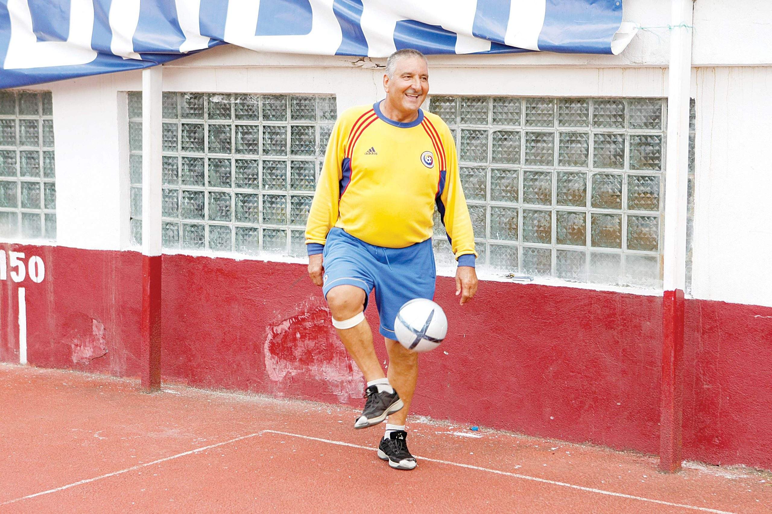 Rica Raducanu jongleaza cu mingea