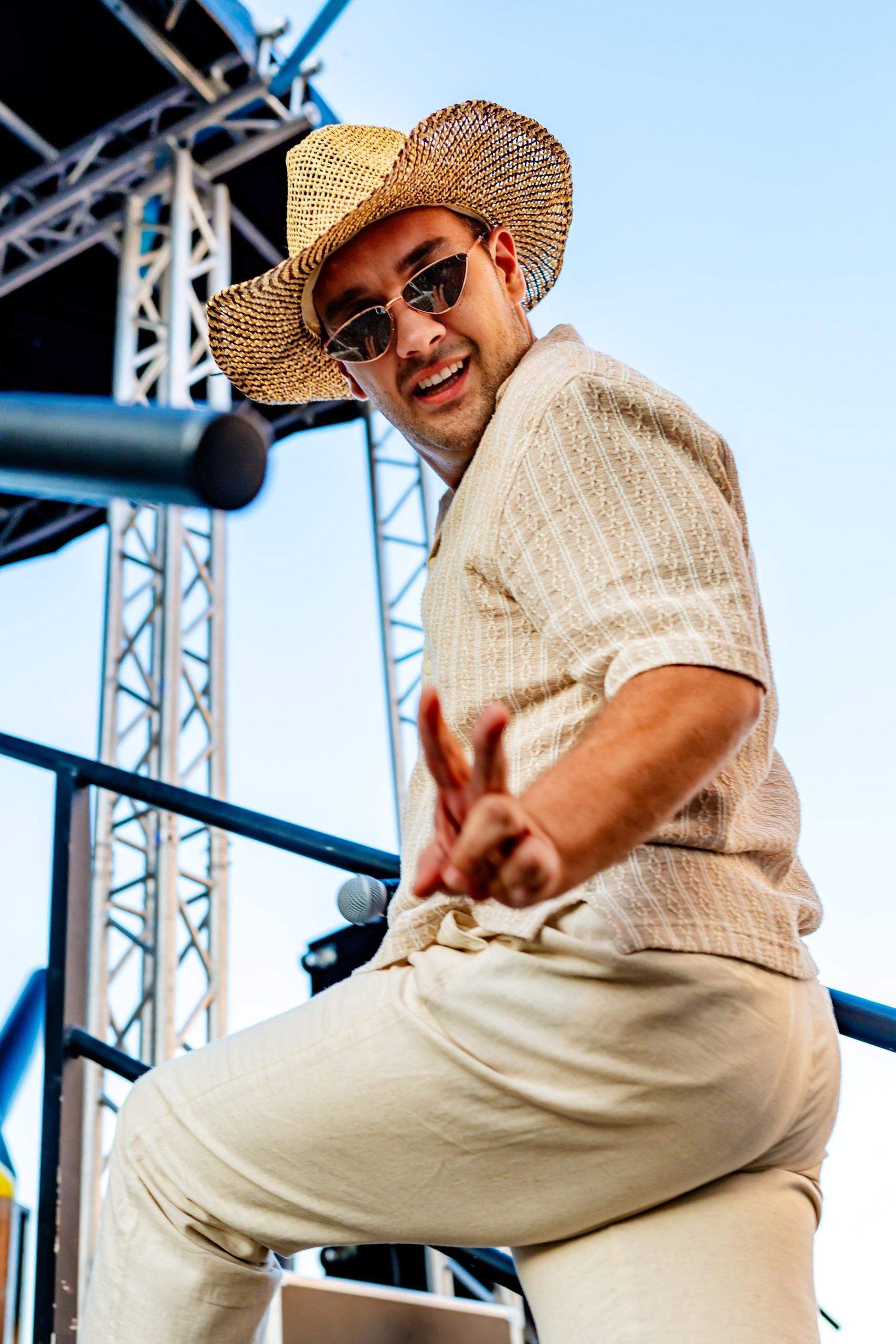 Razvan Babana poartă plălarie