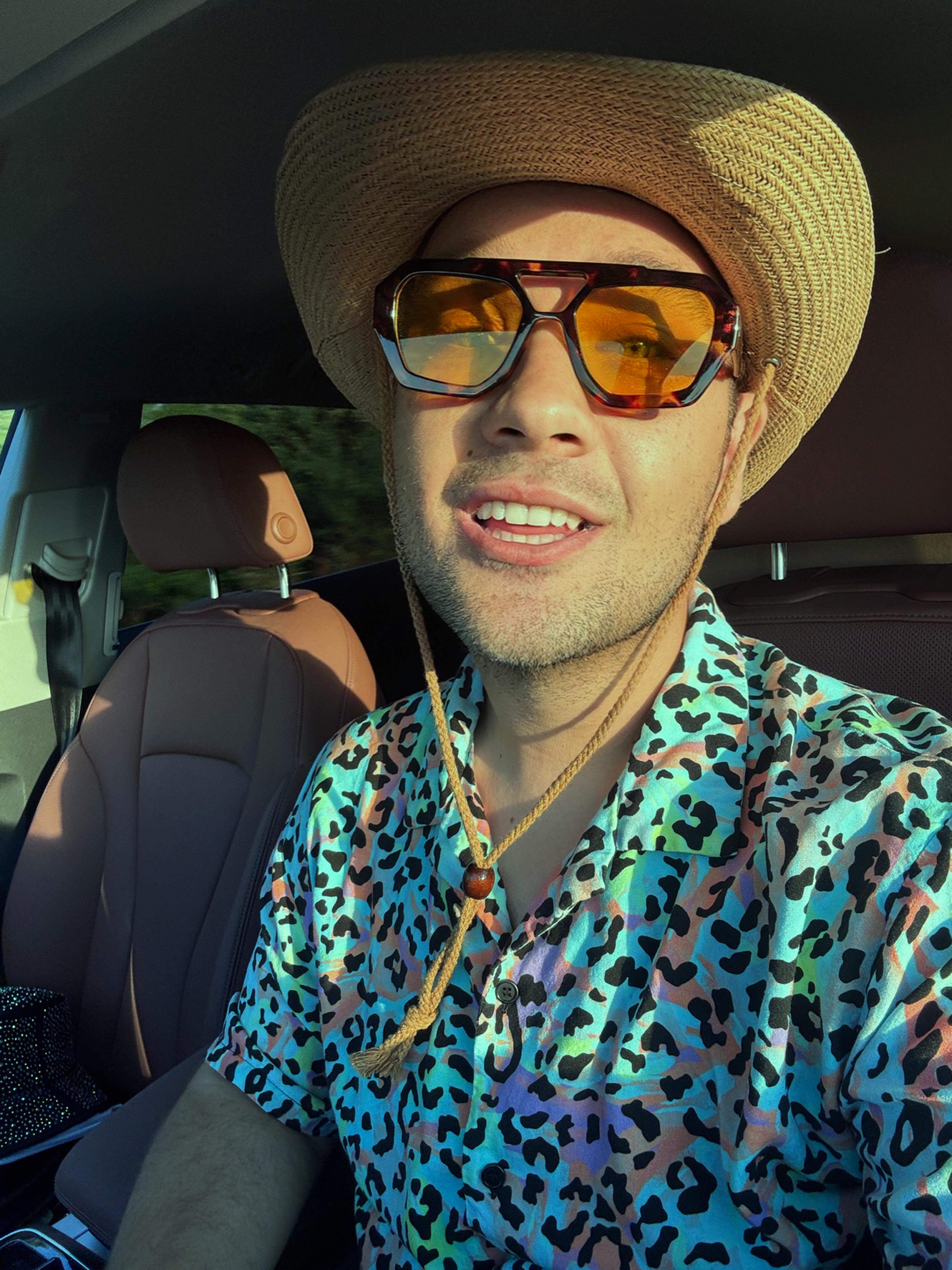 Razvan Babana poartă ochelari de soare