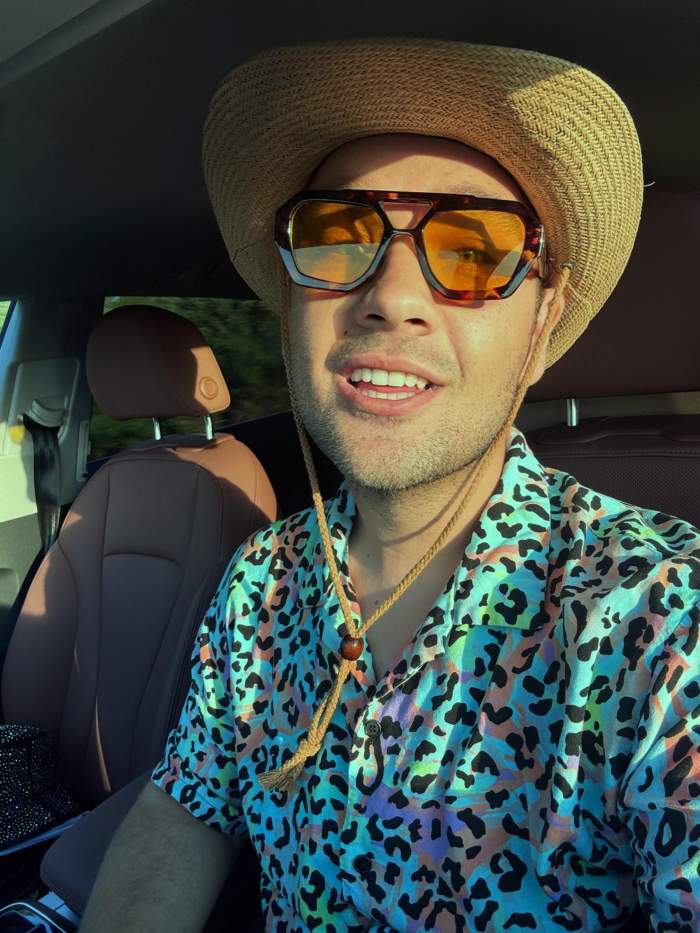 Razvan Babana poartă ochelari de soare