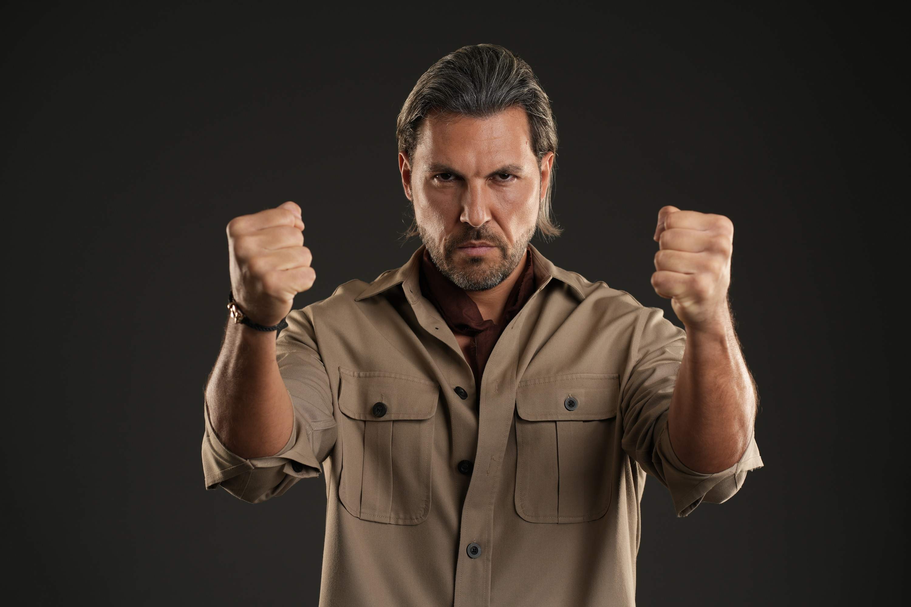 Astăzi, de la 20:30, la Antena 1, Adi Vasile dă fluierul de start în cel mai așteptat reality show al momentului: SURVIVOR – FAIMOȘI vs RĂZBOINICI!