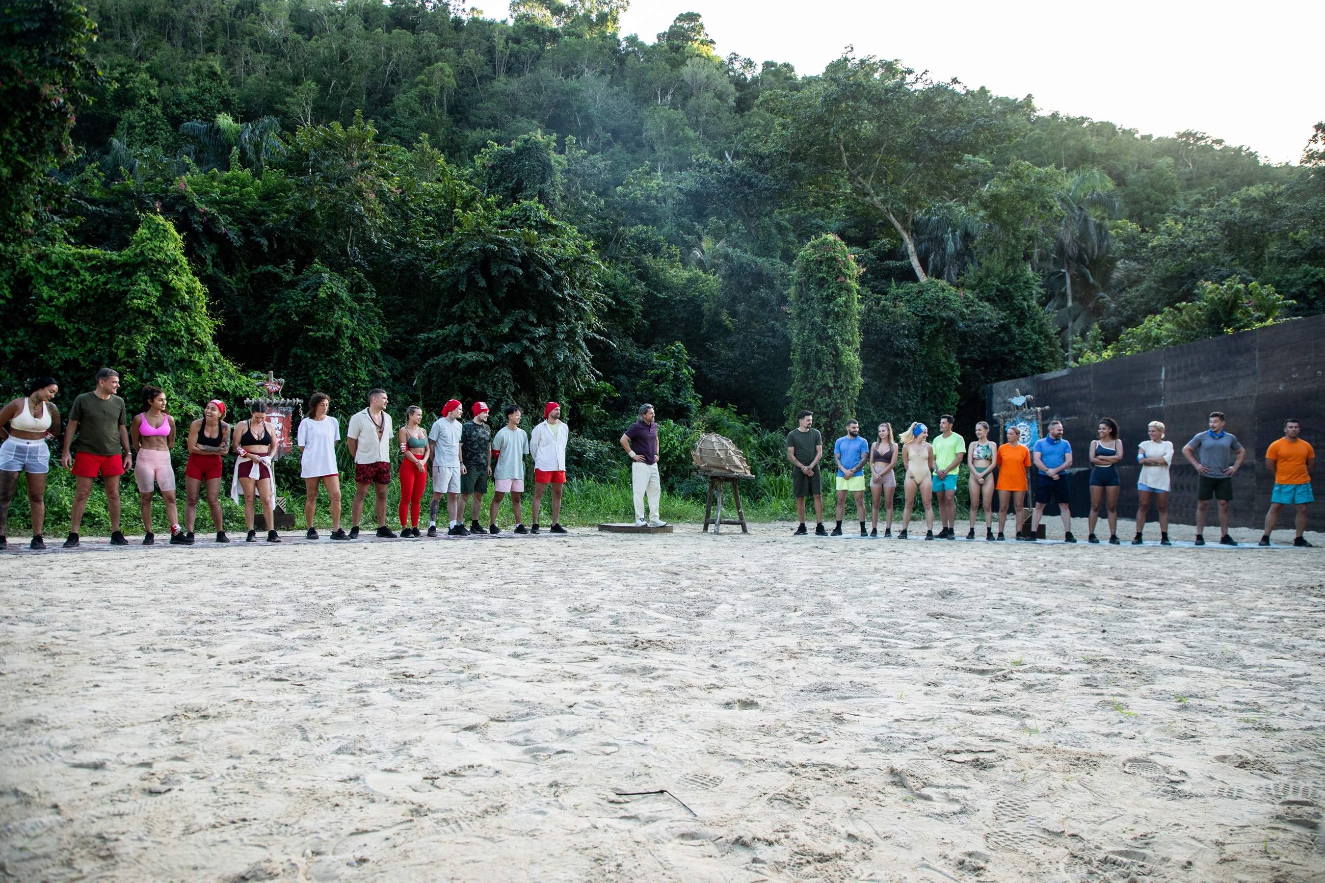 Astăzi, de la 20:30, la Antena 1, Adi Vasile dă fluierul de start în cel mai așteptat reality show al momentului: SURVIVOR – FAIMOȘI vs RĂZBOINICI!
