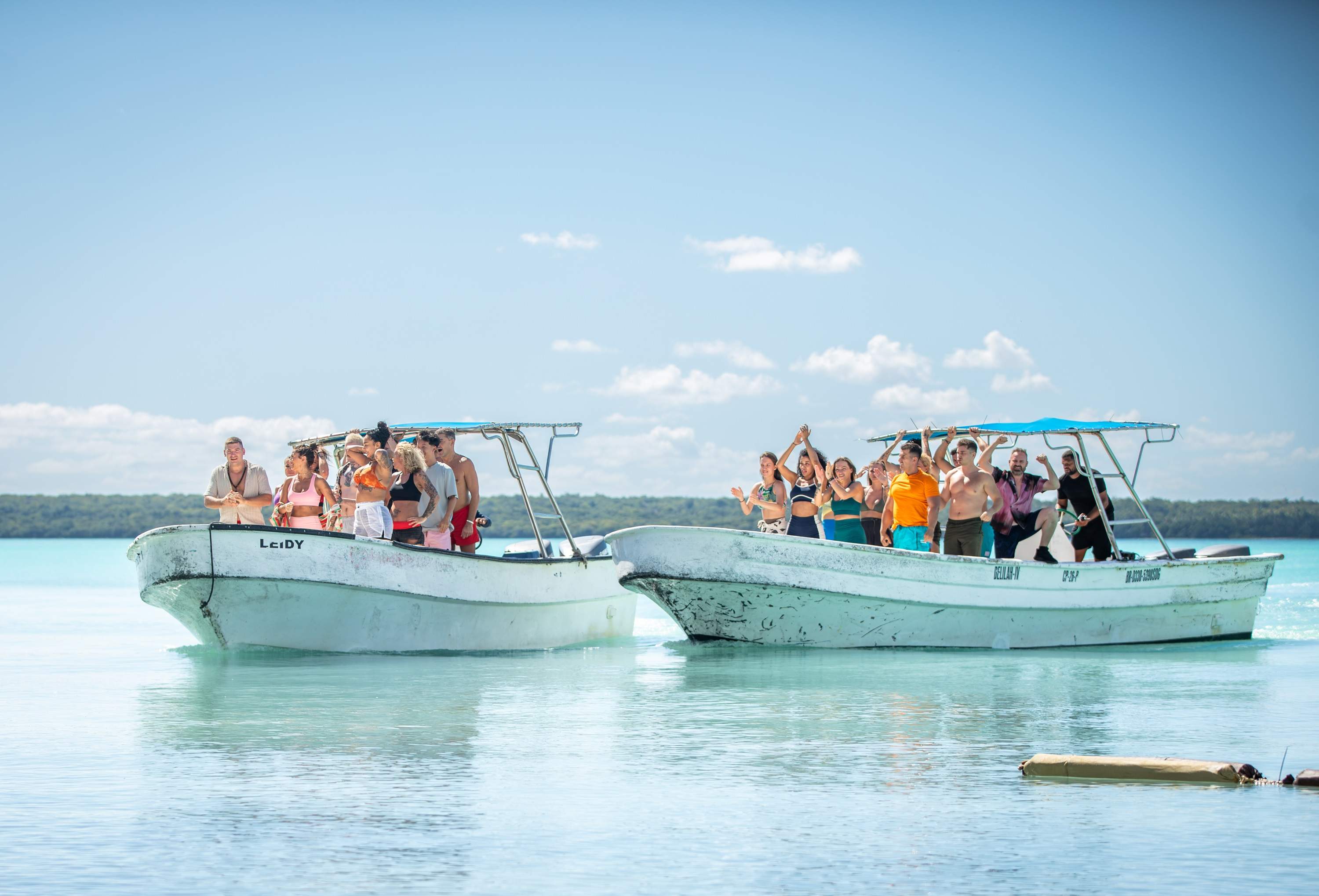 Astăzi, de la 20:30, la Antena 1, Adi Vasile dă fluierul de start în cel mai așteptat reality show al momentului: SURVIVOR – FAIMOȘI vs RĂZBOINICI!