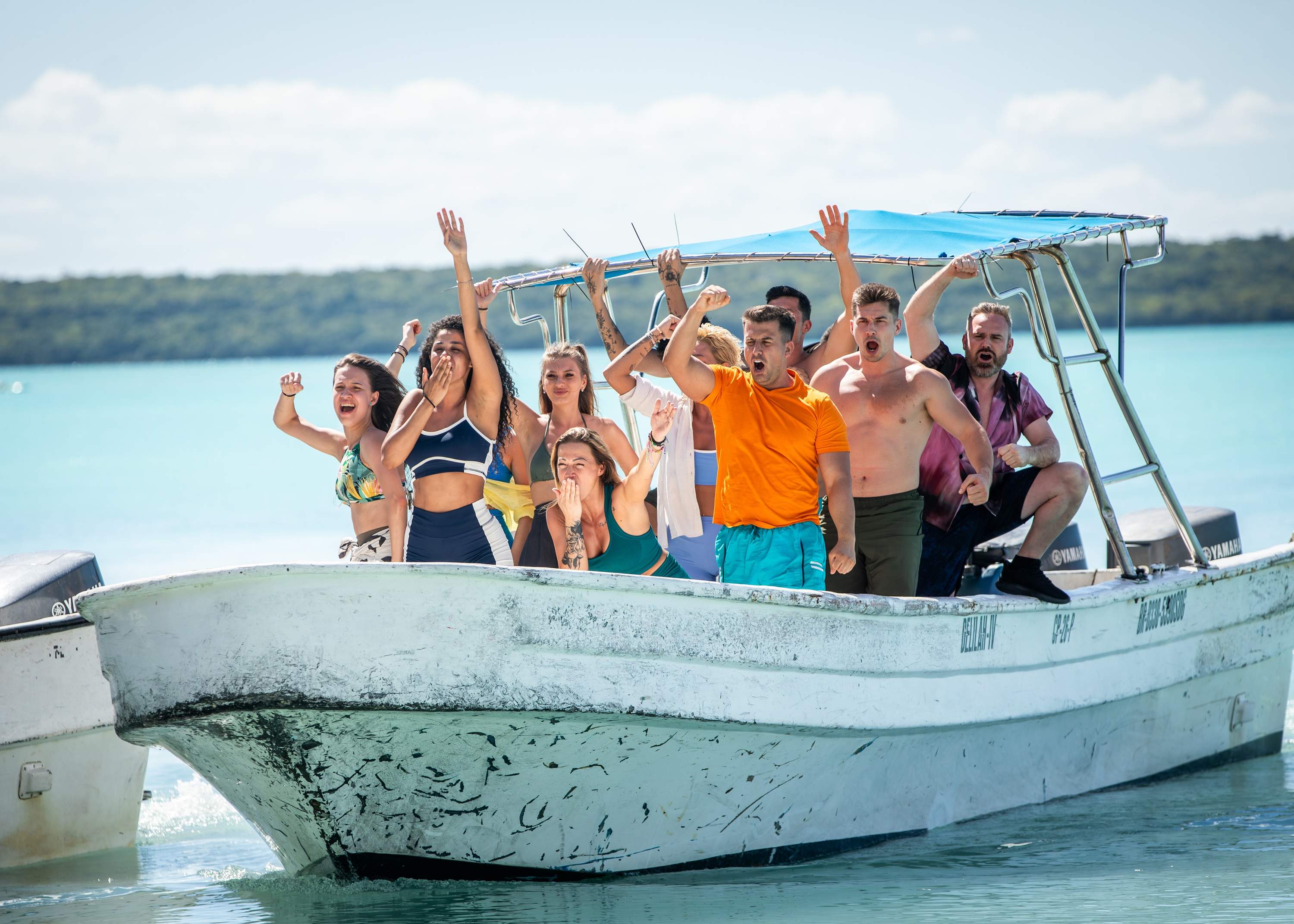 Astăzi, de la 20:30, la Antena 1, Adi Vasile dă fluierul de start în cel mai așteptat reality show al momentului: SURVIVOR – FAIMOȘI vs RĂZBOINICI!