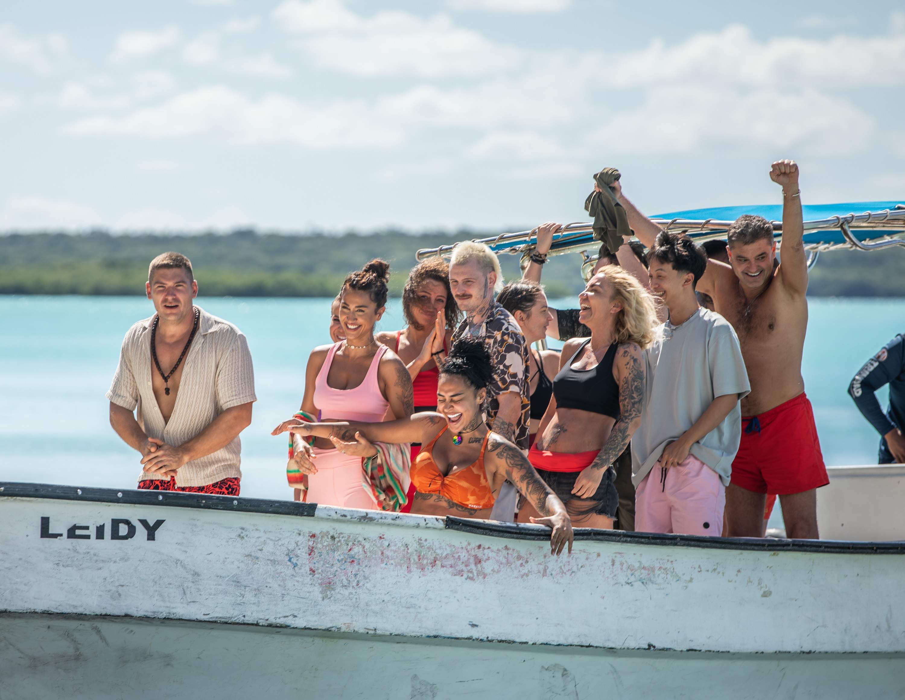 Astăzi, de la 20:30, la Antena 1, Adi Vasile dă fluierul de start în cel mai așteptat reality show al momentului: SURVIVOR – FAIMOȘI vs RĂZBOINICI!