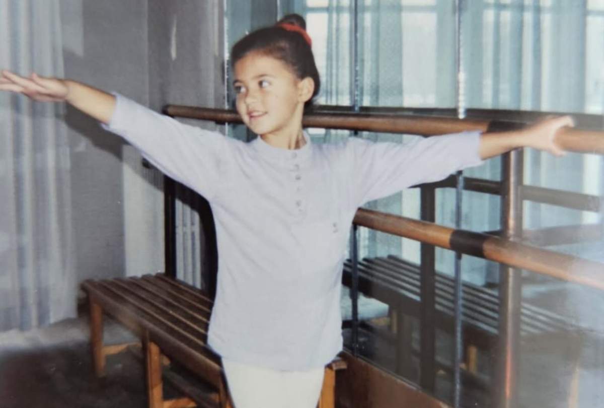 Antonia, făcând balet