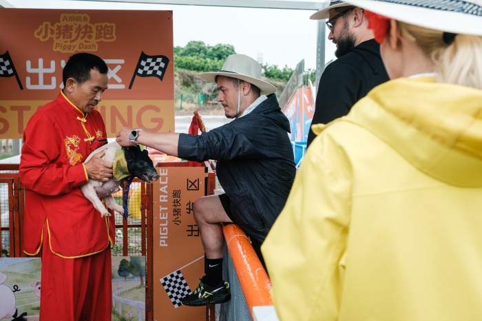 Opera Sichuan și mult așteptatul schimb de echipe, diseară, de la 20.00, la Asia Express! Etapa a șasea începe cu o zi plină de surprize pe Drumul Mătăsii