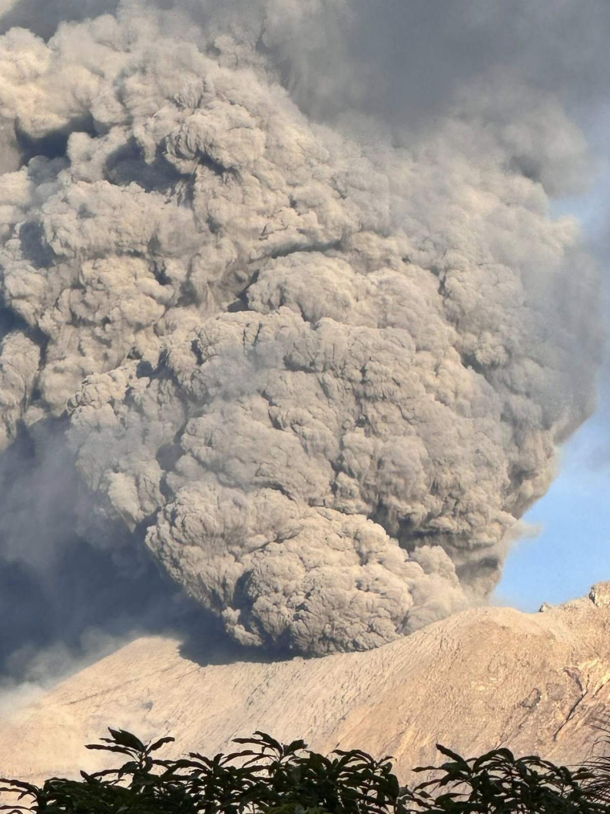 A erupt Vulcanul Kanalon
