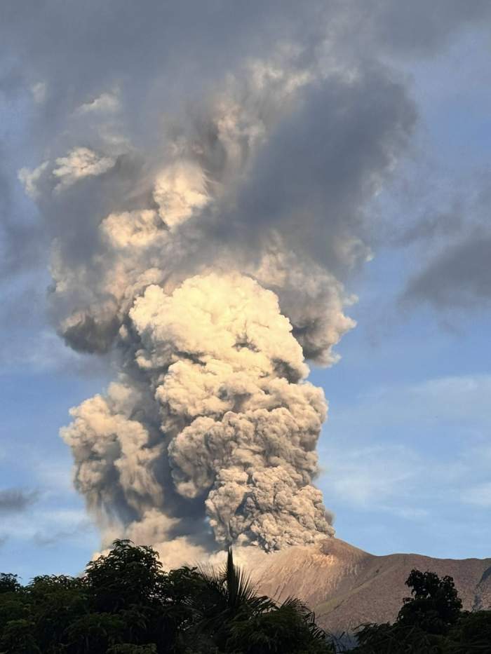 Erupție spectaculoasă în Filipine! Vulcanul Kanlaon a aruncat un nor uriaș de cenușă la 6 kilometri înălțime. Imagini impresionante