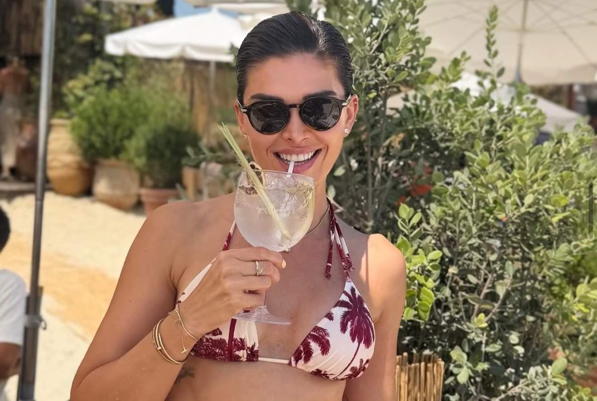 Alina Pușcaș în costum de baie
