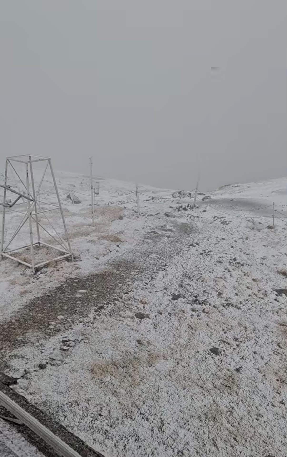 Locul din România unde ninge ca în toiul iernii. Imagini spectaculoase