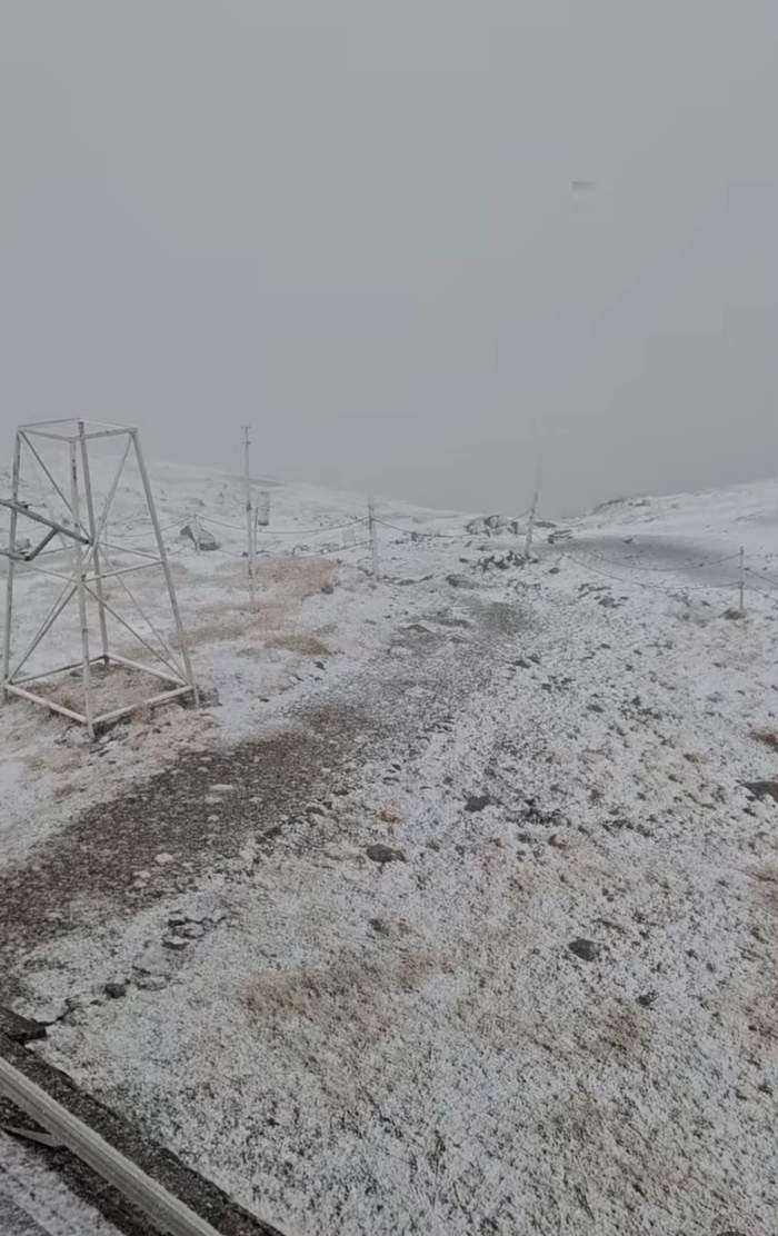 Locul din România unde ninge ca în toiul iernii. Imagini spectaculoase