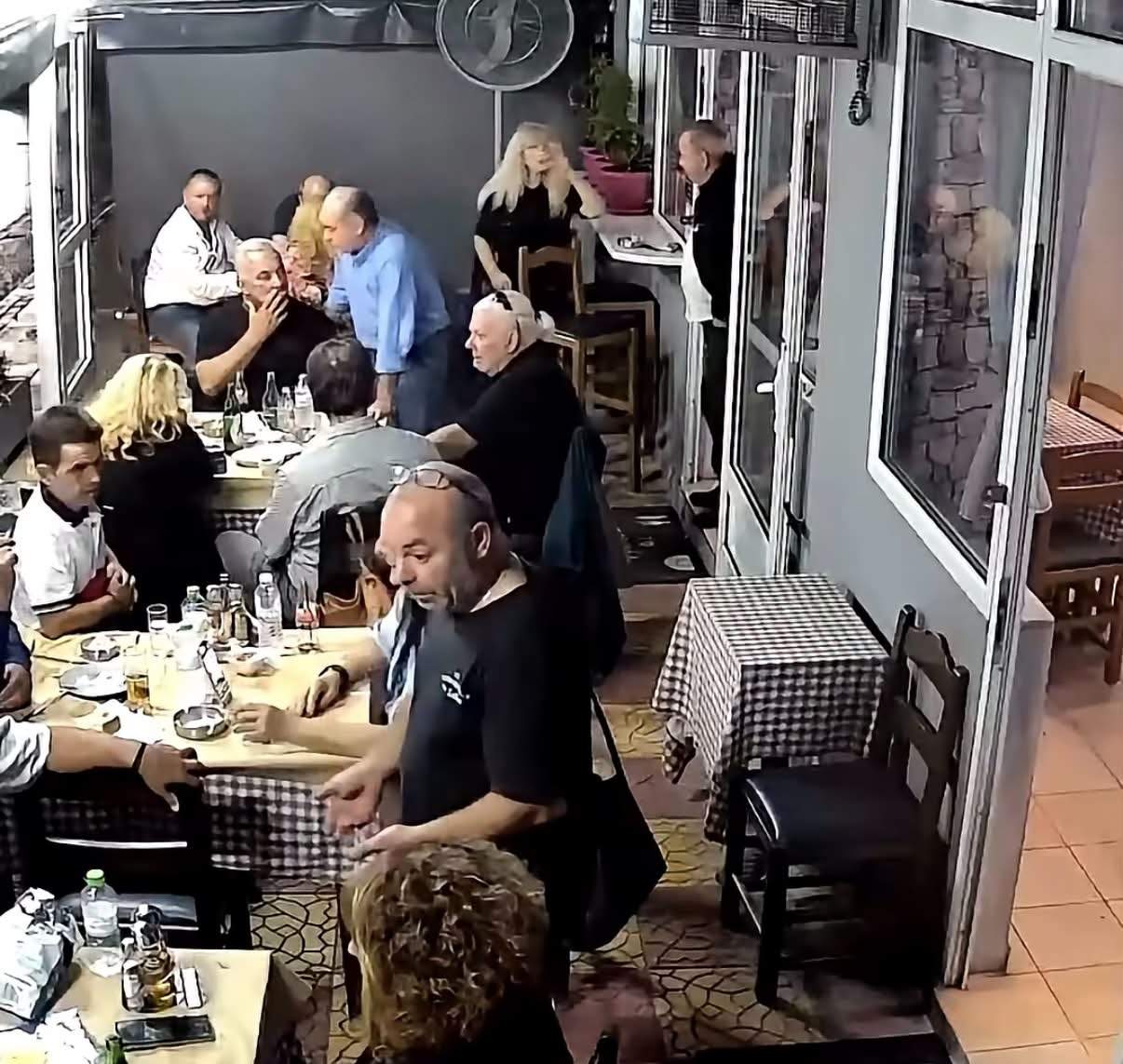 Momentul în care o mașină intră în plin într-o tavernă, printre clienți. Trei persoane au fost rănite
