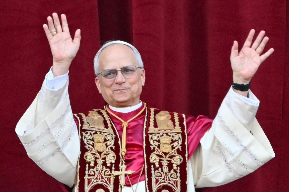 Papa Leon salută mulțimea