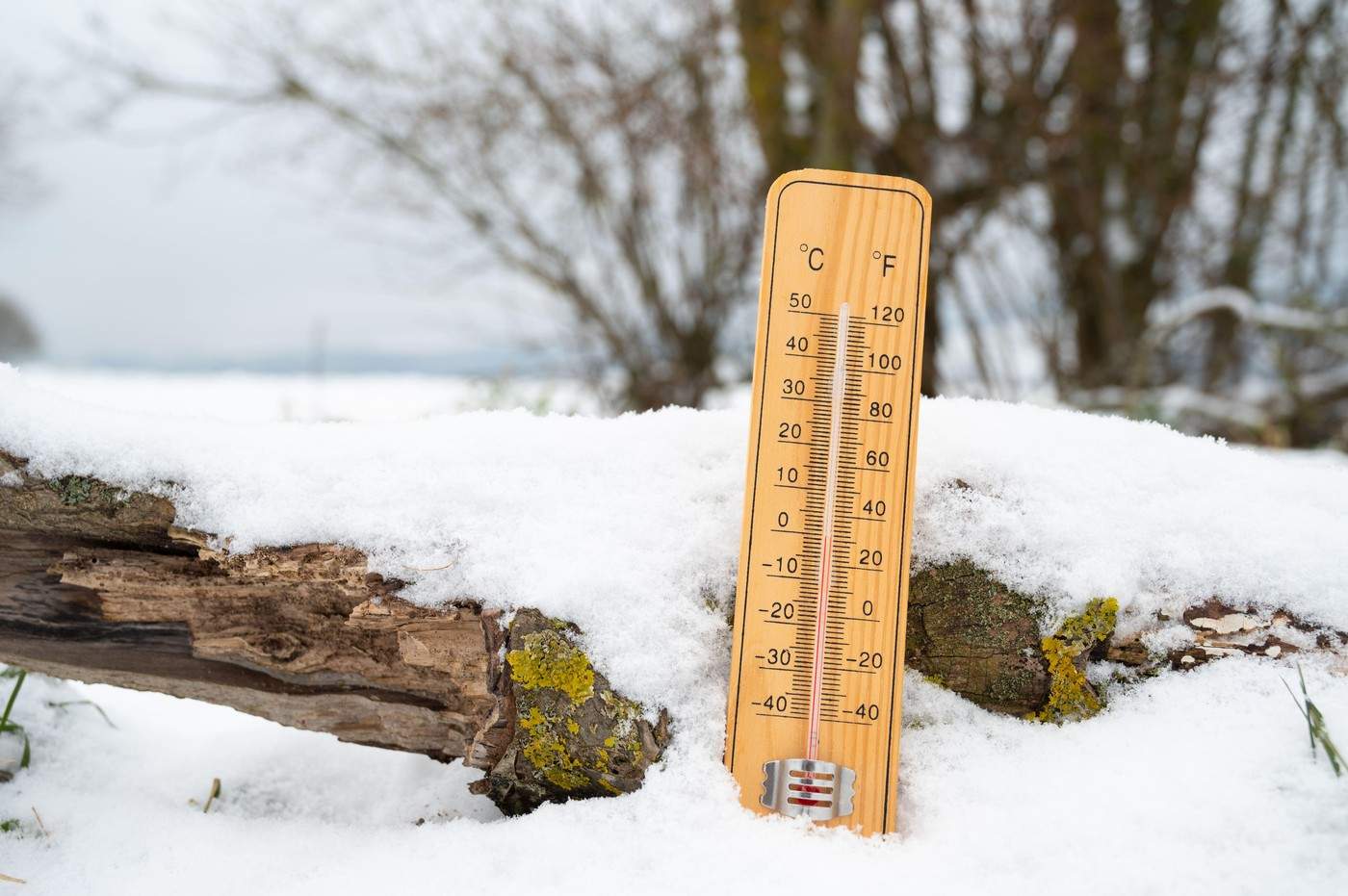 Termometru într-un peisaj acoperit de zăpadă, prognoză de vreme rece și geroasă pe timp de iarnă, măsurarea temperaturii