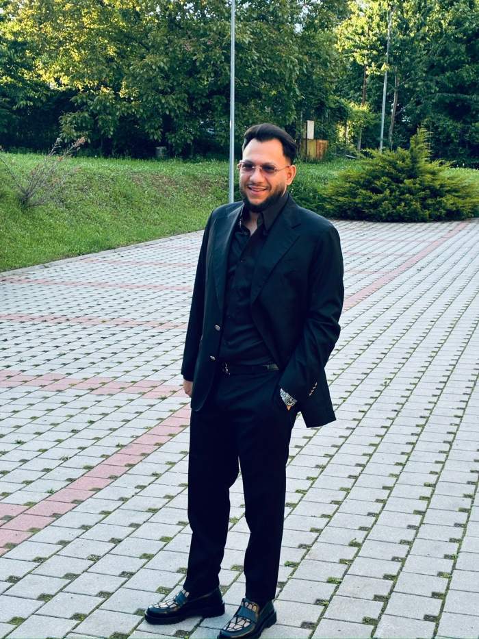 leo de la rosiori pe o strada