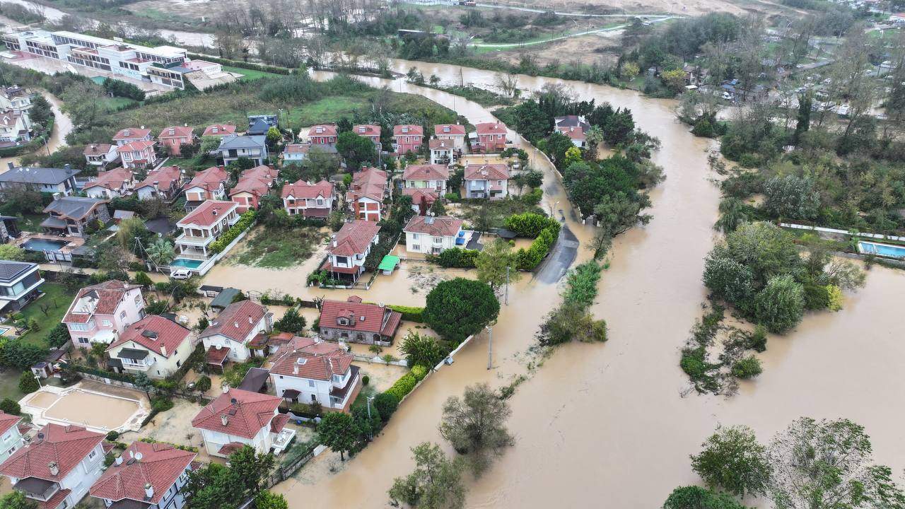 Imagini cu inundațiile care au afectat Istanbul! Trei oameni au murit și mai multe clădiri au fost înghițite de apă
