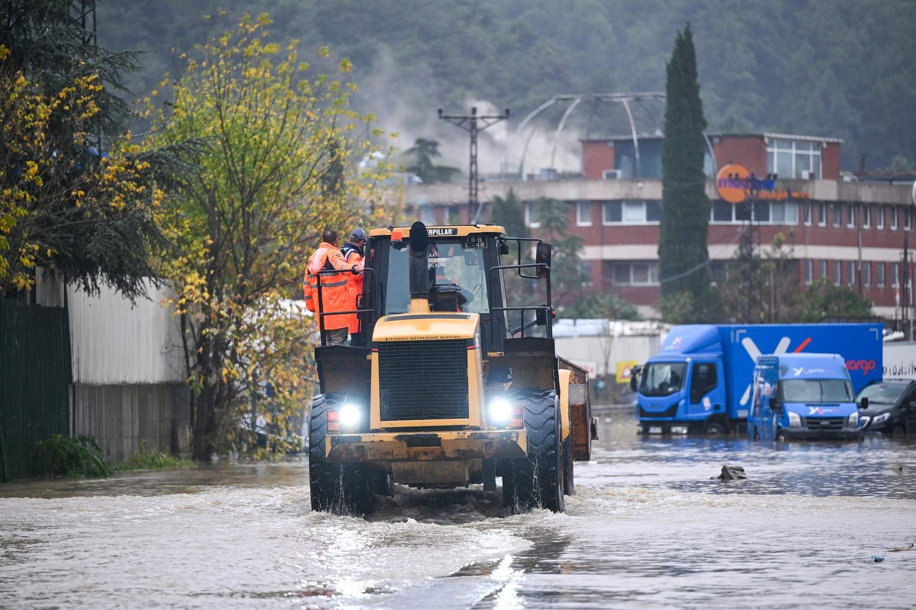 Imagini cu inundațiile care au afectat Istanbul! Trei oameni au murit și mai multe clădiri au fost înghițite de apă