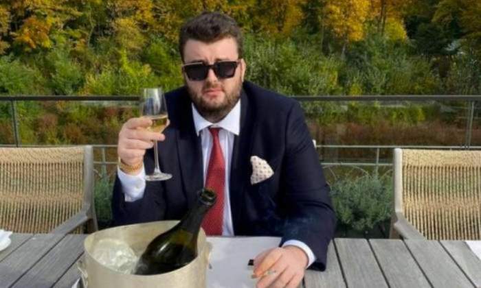 Victor Micula cu un pahar de vin în mână